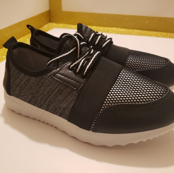 3/$15 Twisted Black & White Women's Sneaker Size 6.5 - Picture 1 of 6
